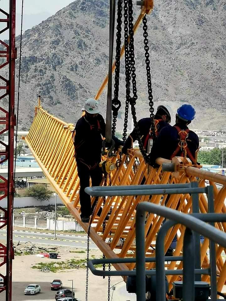 Experienced technical crew performing coordinated crane service operations on site.