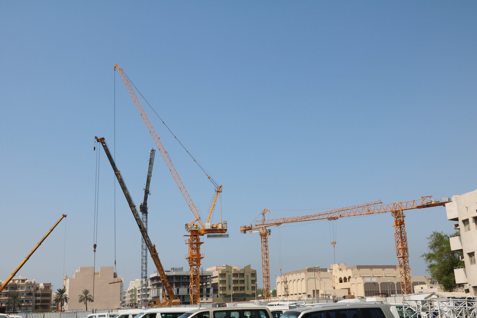 Dubai site with multiple crane types supporting large-scale project execution.