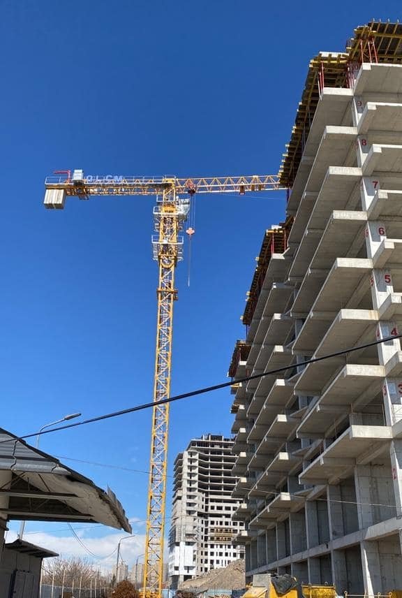 Dubai residential project supported by tower crane operations.